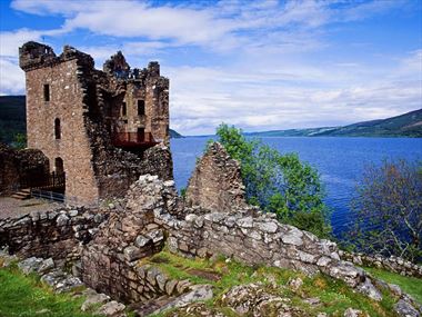 Urquhart Castle, Loch Ness.jpg